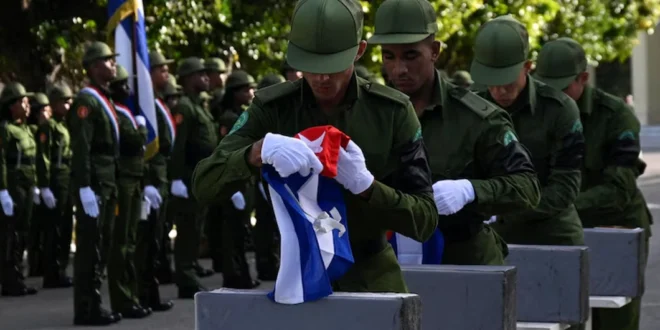 Soldados cubanos despiden a los agentes que murieron en el operativo de EEUU para capturar el narcodictador Maduro