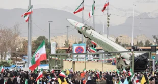 Gente reunida cerca de un misil expuesto durante el 47.º aniversario de la Revolución Islámica en Teherán.