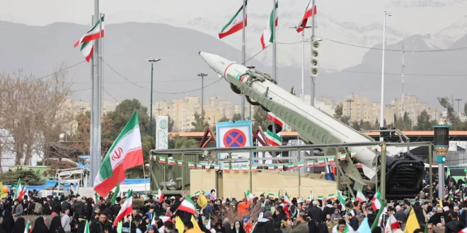 Gente reunida cerca de un misil expuesto durante el 47.º aniversario de la Revolución Islámica en Teherán.