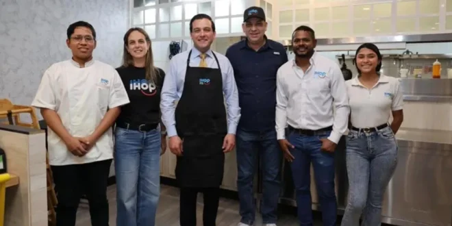 Embajador Kevin Cabrera en visita oficial a IHOP Panamá impulsando el empleo local