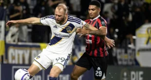 Jugadores de LA Galaxy y Sporting San Miguelito en el Dignity Health Sports Park durante la Copa de Campeones de Concacaf