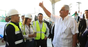 Presidente Mulino saludando al personal encargado de llevar adelante el proyecto de la Línea 3 del Metro