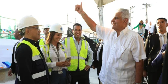 Presidente Mulino saludando al personal encargado de llevar adelante el proyecto de la Línea 3 del Metro