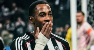 Michael Amir Murillo celebrando su primer gol con la camiseta del Besiktas en la Súper Liga de Turquía