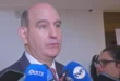 Ministro Chapman dando declaraciones a la prensa