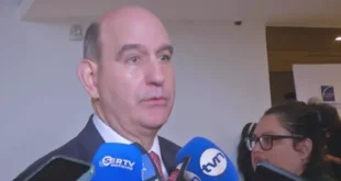 Ministro Chapman dando declaraciones a la prensa