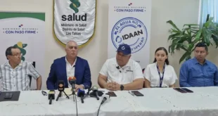 Representantes del MINSA e IDAAN durante la rueda de prensa que declara agua potable de Llano de Piedra y Las Tablas "apta para consumo humano"