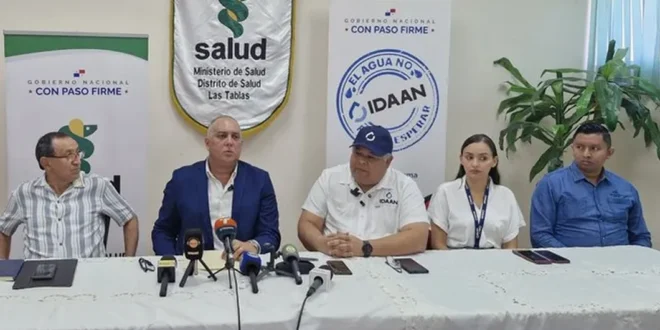 Representantes del MINSA e IDAAN durante la rueda de prensa que declara agua potable de Llano de Piedra y Las Tablas "apta para consumo humano"