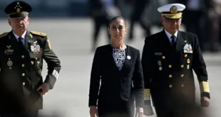 Sheinbaum junto al secretario de Defensa, Ricardo Trevilla Trejo (izq.) y el almirante Raymundo Pedro Morales