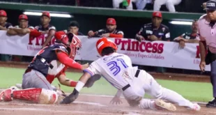 Maikel Nieto, jugador de Panamá Oeste, se desliza en el home