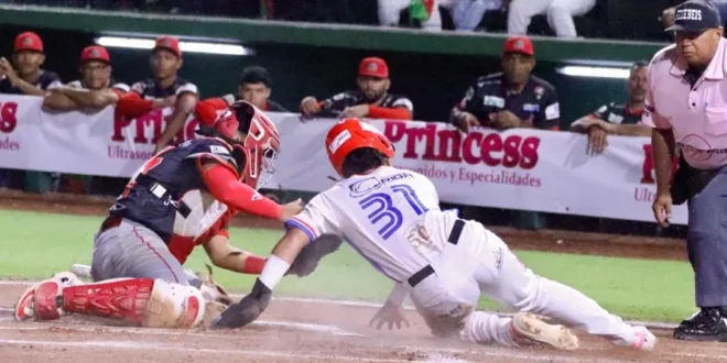 Maikel Nieto, jugador de Panamá Oeste, se desliza en el home