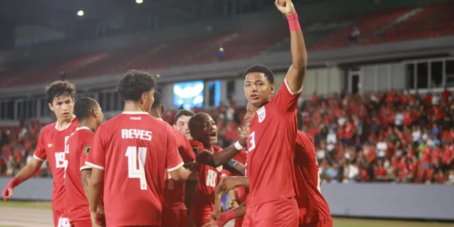 Jugadores de la selección de Panamá Sub-17 celebrando la clasificación al mundial en el Estadio Rommel Fernández.