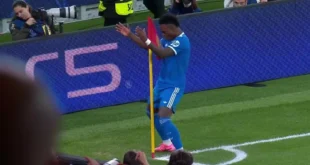 Vinicius Junior celebrando el gol del Real Madrid frente a la grada del Benfica en Lisboa