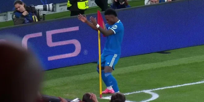 Vinicius Junior celebrando el gol del Real Madrid frente a la grada del Benfica en Lisboa