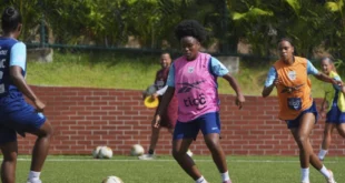 Jugadoras de la Selección Mayor Femenina de Panamá entrenando en Yappy Park bajo la dirección de Toña Is.