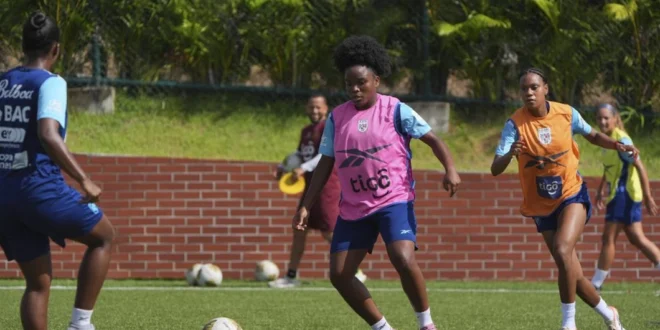 Jugadoras de la Selección Mayor Femenina de Panamá entrenando en Yappy Park bajo la dirección de Toña Is.