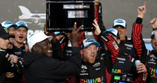 Tyler Reddick y Michael Jordan celebrando en el podio de las 500 millas de Daytona