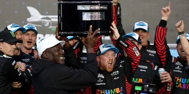 Tyler Reddick y Michael Jordan celebrando en el podio de las 500 millas de Daytona