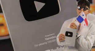 Yenvideo celebrando el botón de plata de YouTube por sus 100k suscriptores en Panamá