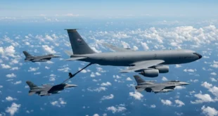 Avión cisterna KC-135 Stratotanker de la Fuerza Aérea de Estados Unidos en misión de reabastecimiento