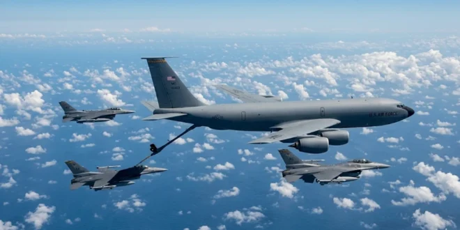Avión cisterna KC-135 Stratotanker de la Fuerza Aérea de Estados Unidos en misión de reabastecimiento