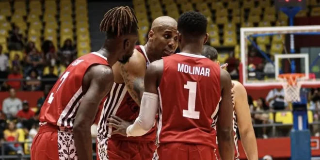Jugadores de Panamá en el Estadio Obras Sanitarias durante el Clasificatorio FIBA World Cup 2027