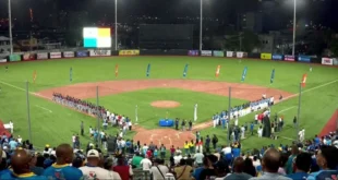 Jugadores de Chiriquí y Colón antes del inicio del partido en un estadio pletórico