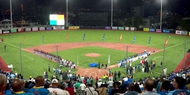 Jugadores de Chiriquí y Colón antes del inicio del partido en un estadio pletórico