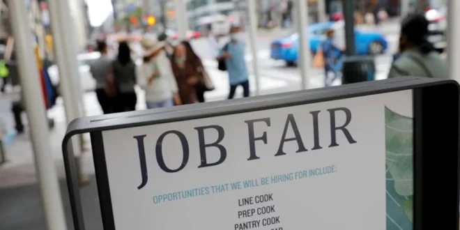 La incertidumbre por la guerra con Irán y el auge de la IA han frenado el ritmo de contrataciones, volviendo a las empresas más precavidas.