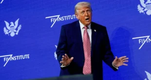 Donald Trump durante su discurso sobre las negociaciones de paz con Irán en Miami