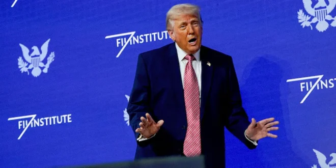 Donald Trump durante su discurso sobre las negociaciones de paz con Irán en Miami