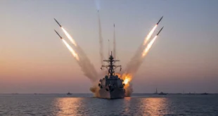 Destructor de Estados Unidos lanzando misiles Tomahawk en el Golfo Pérsico