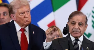 El presidente estadounidense Donald Trump observa al primer ministro de Pakistán, Shehbaz Sharif durante un discurso