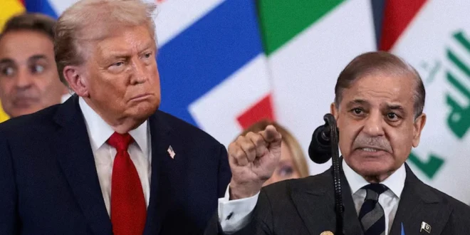 El presidente estadounidense Donald Trump observa al primer ministro de Pakistán, Shehbaz Sharif durante un discurso