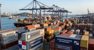 Contenedores en puerto panameño representando el comercio exterior y las exportaciones