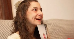 Noelia Castillo mostrando fotografías de su infancia durante una entrevista