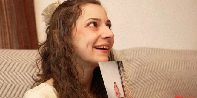 Noelia Castillo mostrando fotografías de su infancia durante una entrevista