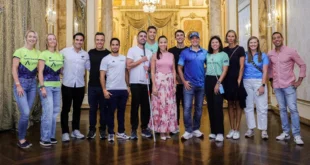 Delegación de triatlonistas del Ironman Panamá 2026 en el Salón Amarillo de la Presidencia