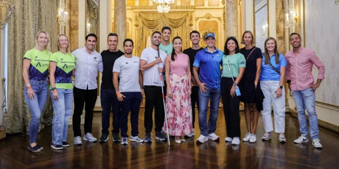 Delegación de triatlonistas del Ironman Panamá 2026 en el Salón Amarillo de la Presidencia