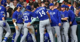 Jugadores de la selección de béisbol de Italia celebrando en la victoria ante Estados Unidos en el Daikin Park
