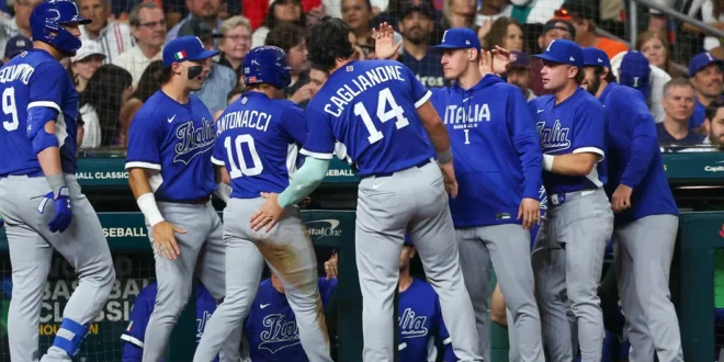 Jugadores de la selección de béisbol de Italia celebrando en la victoria ante Estados Unidos en el Daikin Park