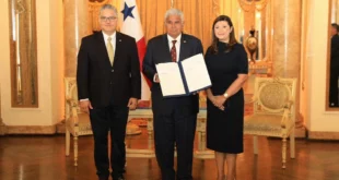 Presidente Mulino firmando la Ley 513 de pasantías juveniles en Panamá