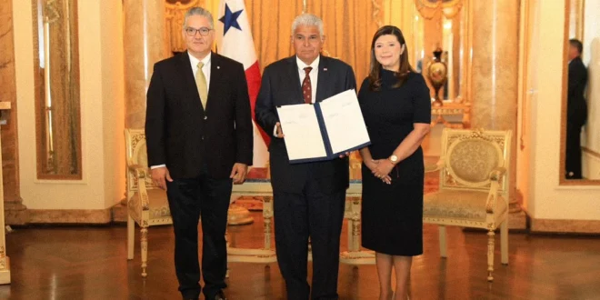 Presidente Mulino firmando la Ley 513 de pasantías juveniles en Panamá