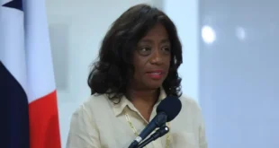 Ministra Lucy Molinar durante recorrido en la Escuela Carlos A. Mendoza