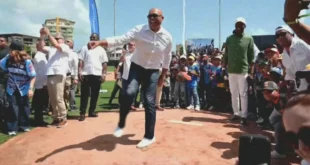 Mariano Rivera realizando el lanzamiento de honor en el nuevo Estadio Roberto Mariano Bula de Colón
