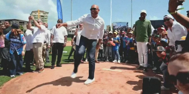 Mariano Rivera realizando el lanzamiento de honor en el nuevo Estadio Roberto Mariano Bula de Colón