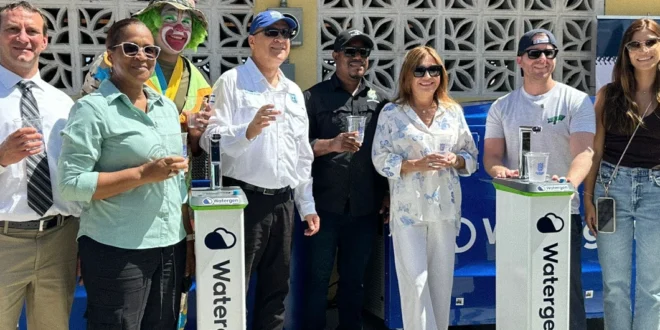 Mayer Mizrachi presentando el generador atmosférico de agua Watergen en Isla Pedro González