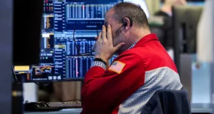 Un operador trabaja en la sala de la Bolsa de Nueva York (NYSE) en la ciudad de Nueva York.