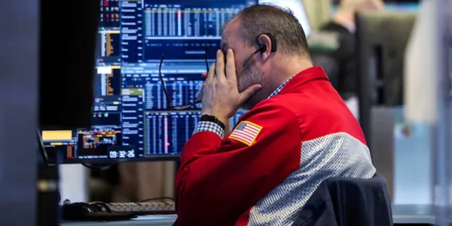 Un operador trabaja en la sala de la Bolsa de Nueva York (NYSE) en la ciudad de Nueva York.