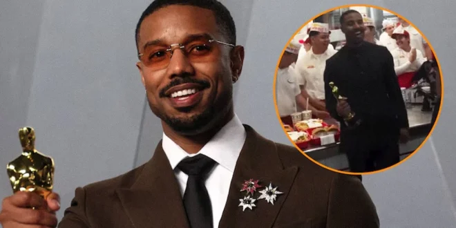 Michael B. Jordan posando con su Oscar y una hamburguesa de In-N-Out tras la ceremonia.